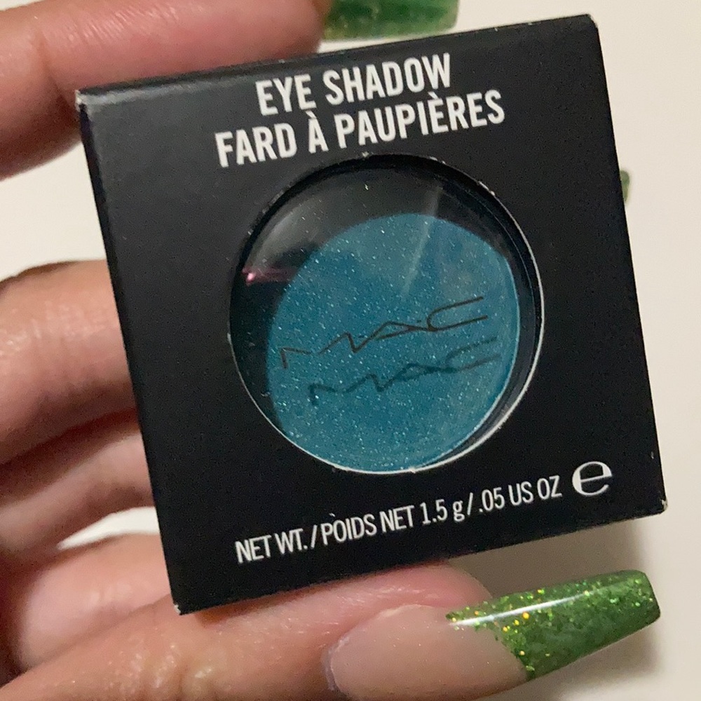 MAC eyeshadow LE in “Green Room”
